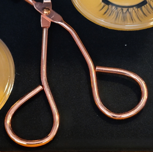 NWT! Magnetic Eyelashes - Picture 6 of 11